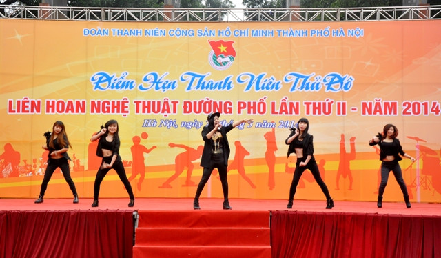 Những tiết mục ca nhạc khơi dậy sức nóng của giới trẻ trong ngày mưa.