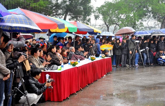 Tới dự Liên hoan nghệ thuật đường phố lần thứ 2 có các đại biểu là cán bộ Thành Đoàn Hà Nội và đông đảo các bạn sinh viên, học sinh trên địa bàn Thành phố.