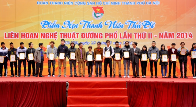 Liên hoan nghệ thuật đường phố là ngày hội để các bạn trẻ được thử thách, được sống và vui hết mình với những trào lưu giải trí lành mạnh đang thịnh hành trong cuộc sống hiện đại. (BTC tặng bằng khen cho các đơn vị tham gia liên hoan).