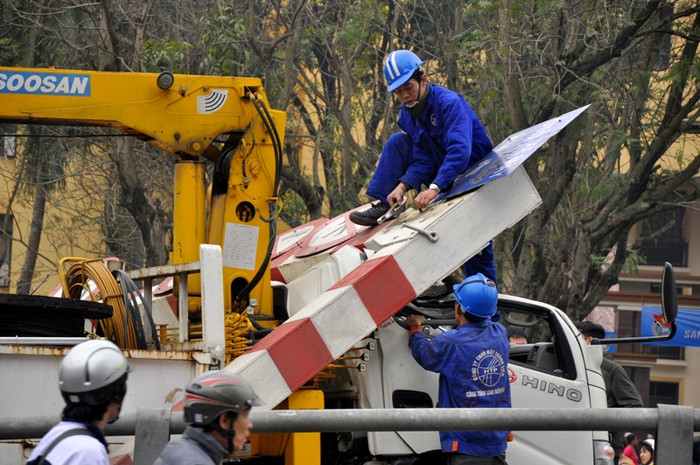 Mọi công việc giải quyết hiện trường đều khẩn trương để thông cầu cho các phương tiện đi lại.