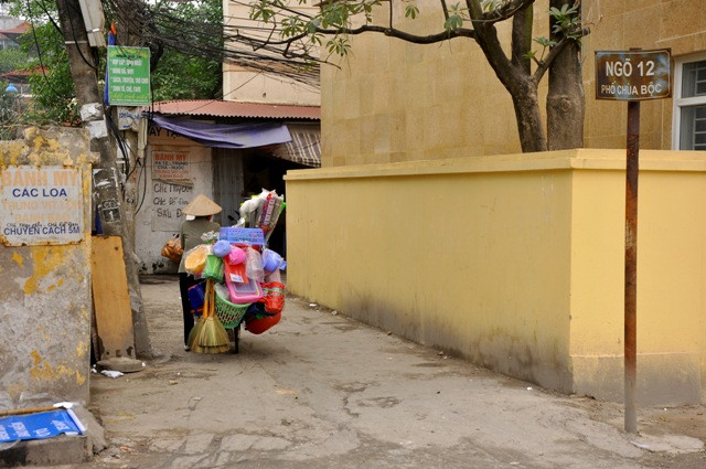 Trong ngõ 12 Chùa Bộc cũng có biển Ngõ 12 Chùa Bộc. Người dân đang chờ cơ quan quản lý sửa lại.