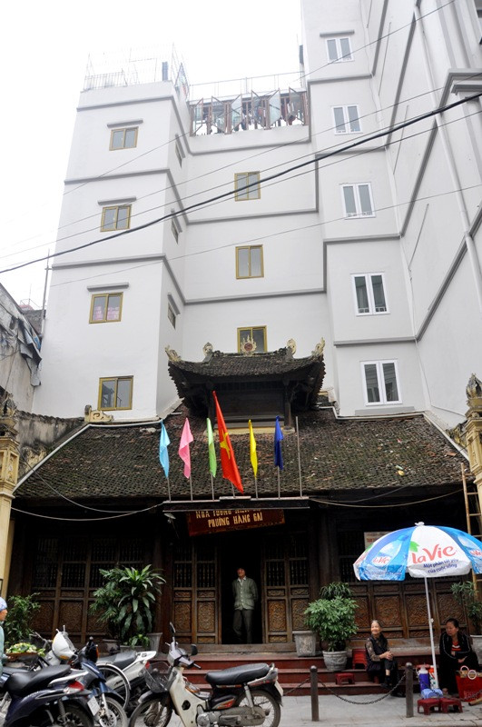 Phía sau ngôi nhà tưởng niệm liệt sĩ phường Hàng Gai là một khách sạn cao tầng đồ sộ làm cảnh quan nơi đây rất khó coi.