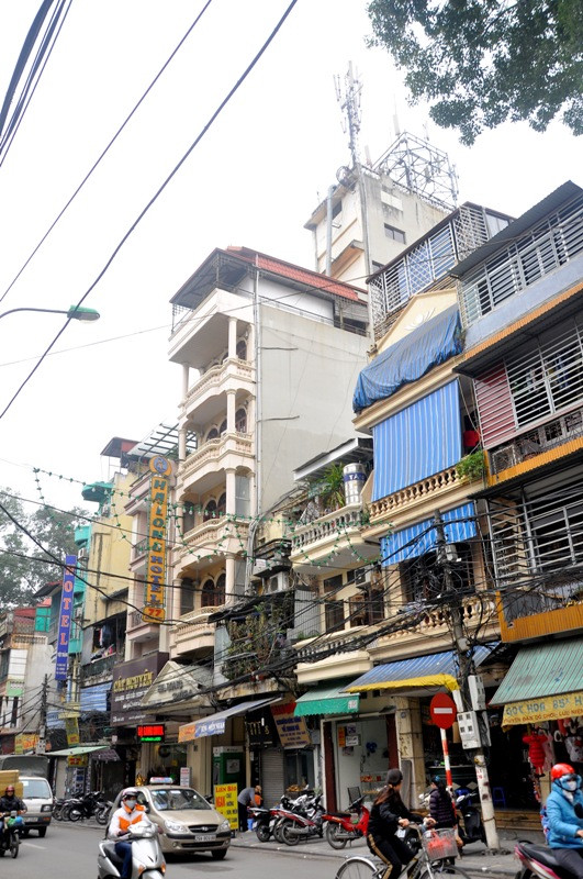 Trên phố Hàng Lược, nhiều ngôi nhà cao tầng xuất hiện “lấn áp” các ngôi nhà cổ bên cạnh.