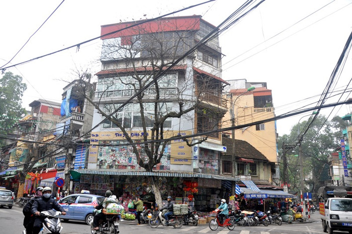 Do nhu cầu của cuộc sống, những ngôi nhà cổ đang dần biến dạng đi để phục vụ con người.