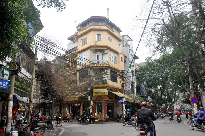 Kiến trúc của phố cổ đang ngày bị biến dạng bởi sự xuống cấp của các công trình và các “ngôi nhà dị” mọc lên.