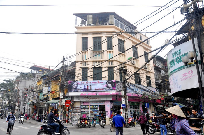 Ngôi nhà mỏng, méo hình thang nằm chềnh ềnh trên 2 mặt phố Hàng Đường và Hàng Cá.