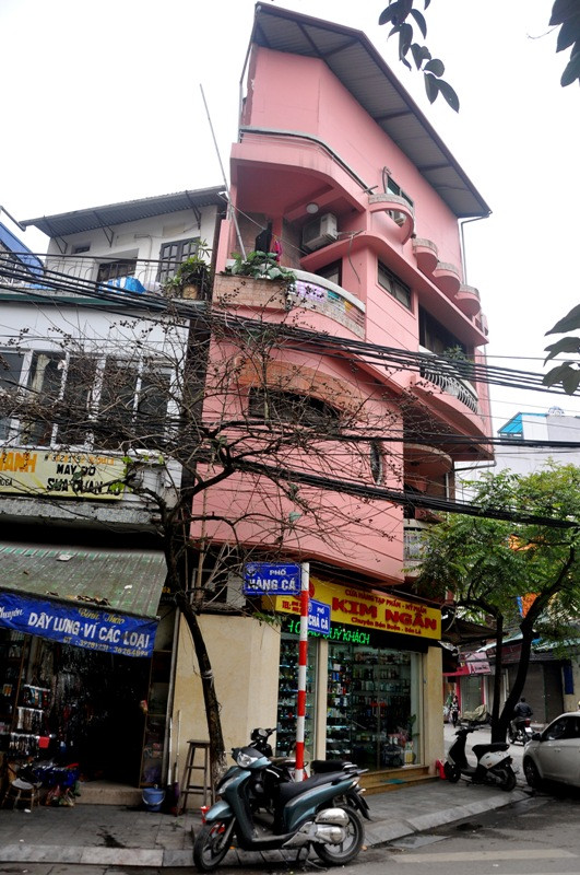 Một “ngôi nhà dị” cũng nằm ở ngã tư giao giữa phố Hàng Cá và phố Chả Cá làm xấu mỹ quan đô thị nơi đây.