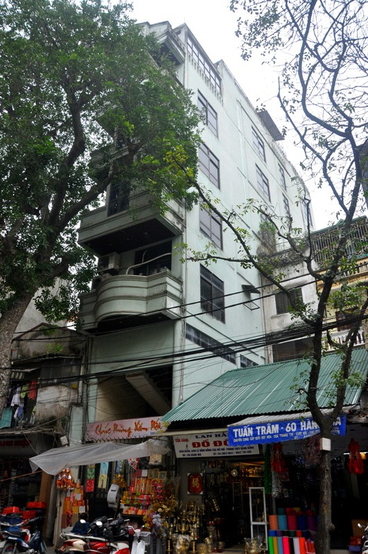 Tại phố Hàng Mã, một ngôi nhà cao vọt lên so với các nhà bên cạnh.