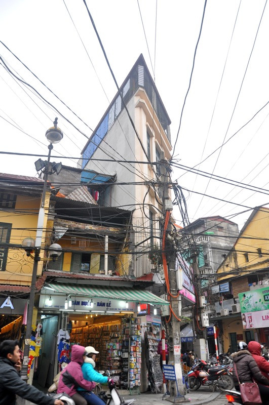 Bên cạnh việc xuống cấp của các công trình kiến trúc cổ kính của khu phố cổ Hà Nội thì nhiều công trình “nhà dị” cũng mọc lên tại đây. Tình trạng này càng làm cho kiến trúc phố cổ nhếch nhác và lộn xộn hơn.