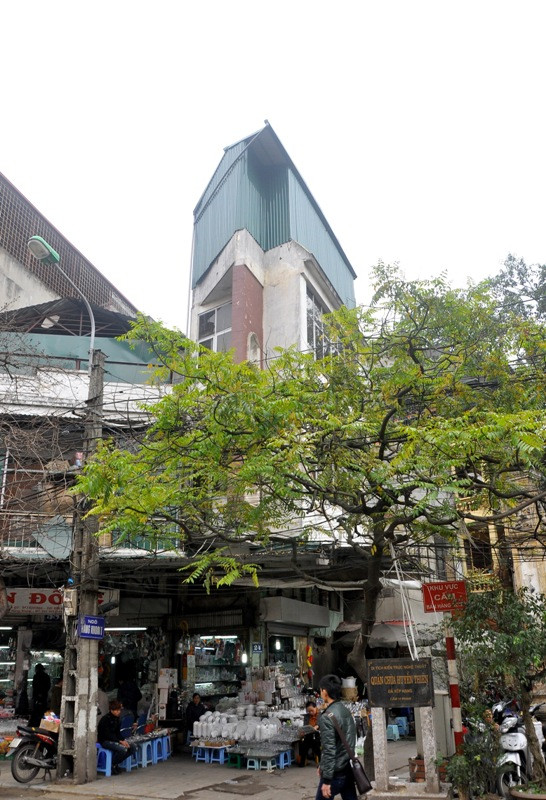 “Đầu voi đuôi chuột” là hiện trạng một ngôi nhà trên phố Hàng Khoai.