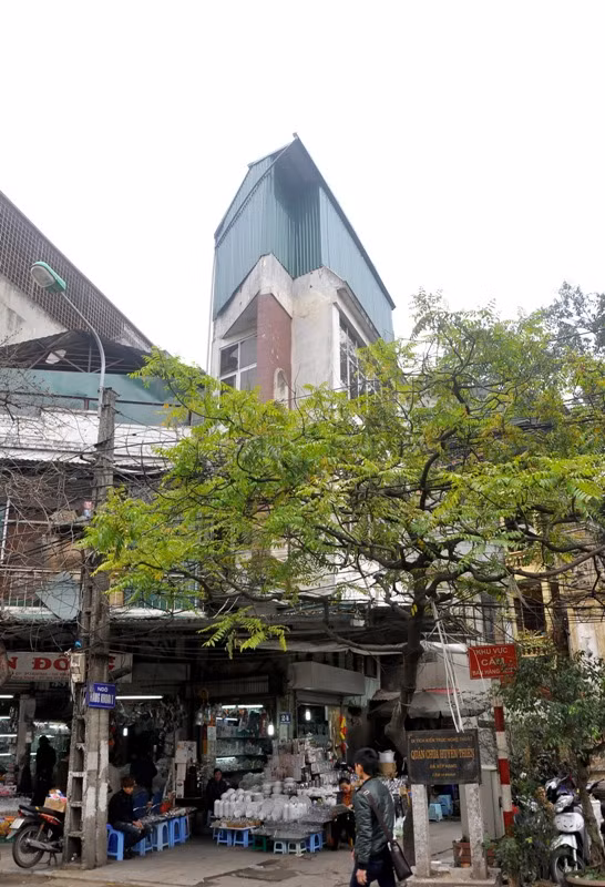 “Đầu voi đuôi chuột” là hiện trạng một ngôi nhà trên phố Hàng Khoai.