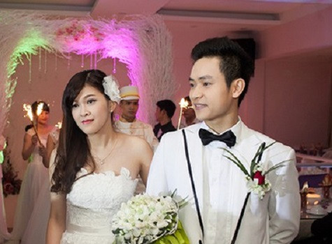 Một trong những bức ảnh trong lễ cưới được tổ chức vào chiều tối qua (29/3) của ca sĩ Duy Khoa