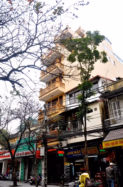 Theo quy định mới, hầu như các công trình mặt phố cổ đều không được phép cao quá 12m, từ 1- 3 tầng. Thế nhưng nhiều tòa nhà vẫn cao vút so với các nhà bên cạnh.