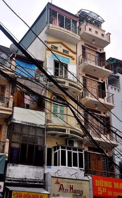 Những ngôi nhà dân cao tới 5-6 tầng ở phố Phùng Hưng.