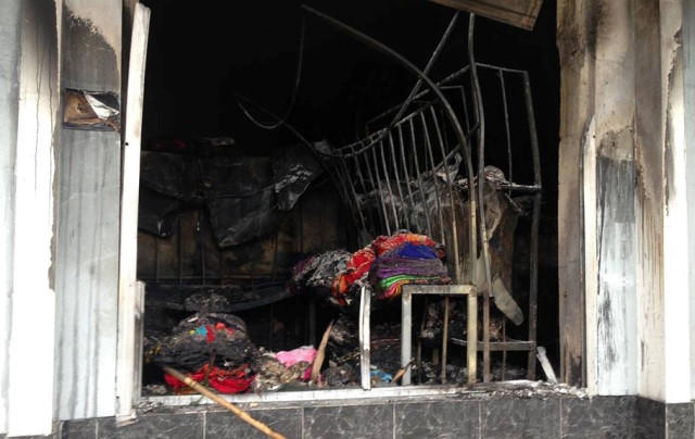 Các gian hàng trong chợ Phố Hiến bị thiêu rụi trơ trụi.