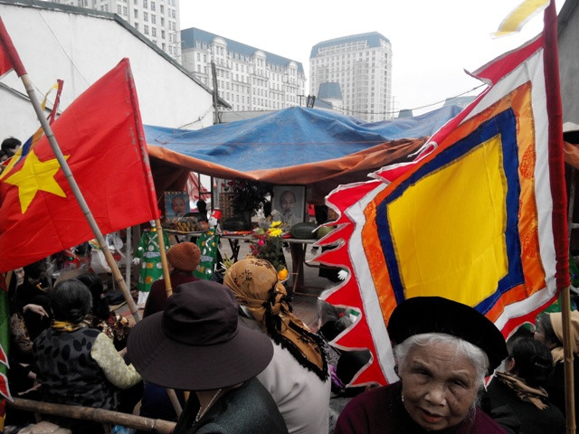 Người dân lập bàn thờ