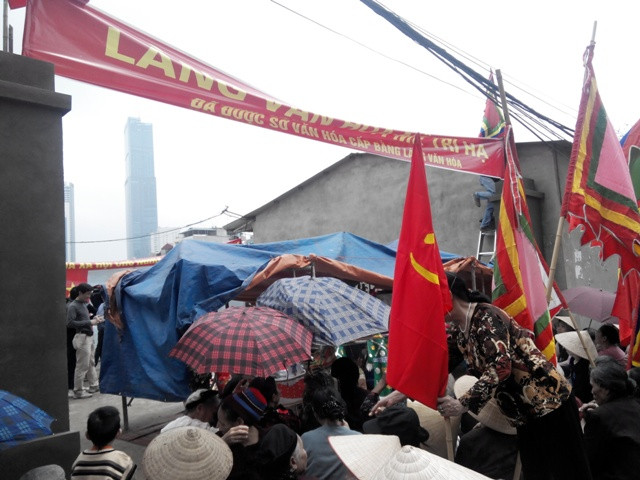 Căng biển làng văn hóa trước đường đi vào miếu Bàn Thổ