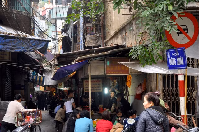 Ngõ Đồng Xuân là nơi kinh doanh ăn uống.