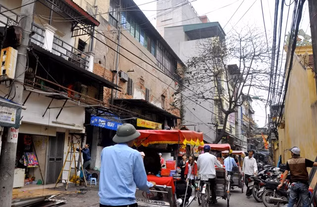 Hàng ngày có tới hàng trăm khách du lịch nước ngoài phải chứng kiến cảnh bẩn thỉu và nhem nhuốc khi qua số nhà 20 Hàng Giày.