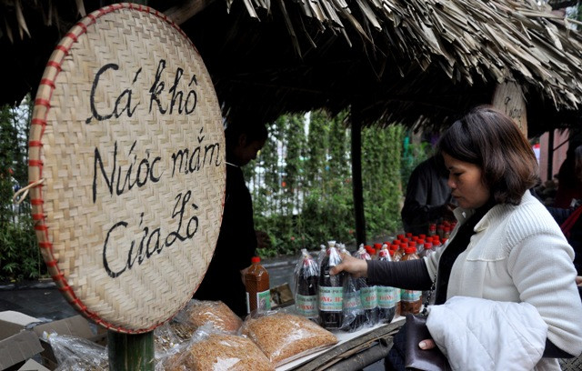 Cá khô, nước mắm Cửa Lò (Nghệ An) cũng có mặt tại phiên chợ quê ý nghĩa chào mừng ngày 8/3 này. Cá khô, nước mắm Cửa Lò (Nghệ An) cũng có mặt tại phiên chợ quê ý nghĩa chào mừng ngày 8/3 này.