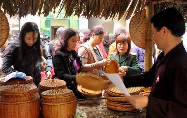 Những mặt hàng thông dụng của người nông dân cũng được bày bán tại phiên chợ đặc biệt này. Những mặt hàng thông dụng của người nông dân cũng được bày bán tại phiên chợ đặc biệt này.