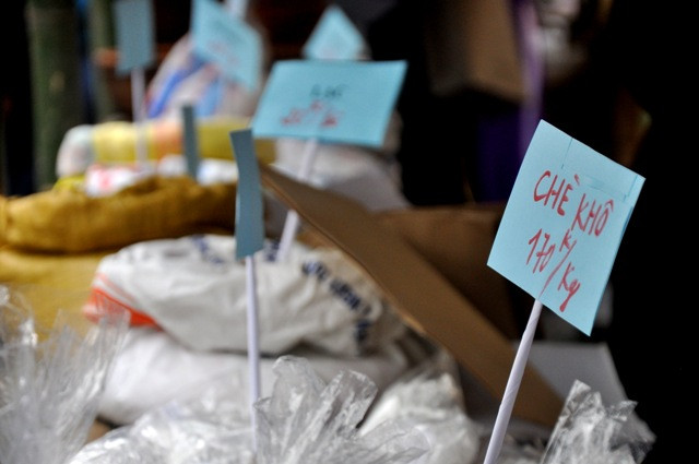 Theo nhiều người đánh giá, giá cả các mặt hàng ở đây đều rẻ hơn chỗ khác. Theo nhiều người đánh giá, giá cả các mặt hàng ở đây đều rẻ hơn chỗ khác.