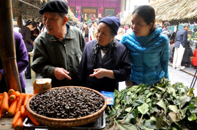 Người dân Hà Nội thích thú đi chợ quê. Người dân Hà Nội thích thú đi chợ quê.