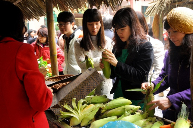 “Chợ quê” với nhiều mặt hàng đặc sản nhiều miền quê như nông sản, hàng khô, bánh kẹo, thủ công mỹ nghệ… “Chợ quê” với nhiều mặt hàng đặc sản nhiều miền quê như nông sản, hàng khô, bánh kẹo, thủ công mỹ nghệ…