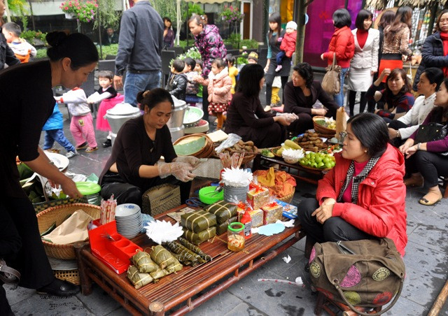 Người đi chợ còn được thưởng thức bánh chưng, giò chả… ngay tại các quầy ăn của chợ. Người đi chợ còn được thưởng thức bánh chưng, giò chả… ngay tại các quầy ăn của chợ.