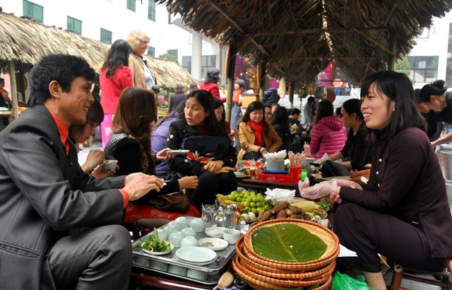 Nhiều đồ ăn miễn phí cũng được BTC Bảo tàng Phụ nữ phục vụ người dân tới thăm quan và mua sắm. Nhiều đồ ăn miễn phí cũng được BTC Bảo tàng Phụ nữ phục vụ người dân tới thăm quan và mua sắm.