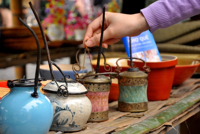 Những chiếc điếu bát lạ mắt cũng thu hút sự chú ý của người đi chợ. Những chiếc điếu bát lạ mắt cũng thu hút sự chú ý của người đi chợ.