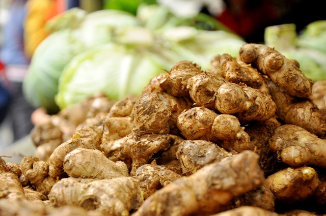 Quầy hàng rau củ quả đến từ tỉnh Hưng Yên luôn đông khách mua hàng. Những củ gừng, bắp rau tươi sạch từ dưới quê được bán với giá rẻ cho người dân Thủ đô. Quầy hàng rau củ quả đến từ tỉnh Hưng Yên luôn đông khách mua hàng. Những củ gừng, bắp rau tươi sạch từ dưới quê được bán với giá rẻ cho người dân Thủ đô.