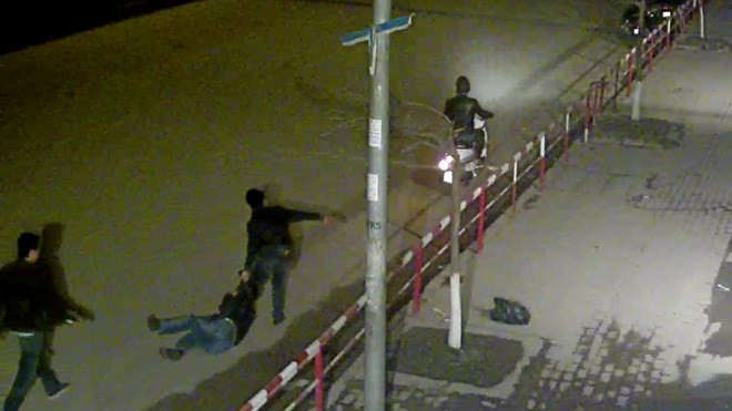 Sau khi từ chối không đi xe khách mà "cò" mời, thanh niên đã bị đánh và kéo lê dưới lòng đường. (Ảnh: TPO) Sau khi từ chối không đi xe khách mà "cò" mời, thanh niên đã bị đánh và kéo lê dưới lòng đường. (Ảnh: TPO)