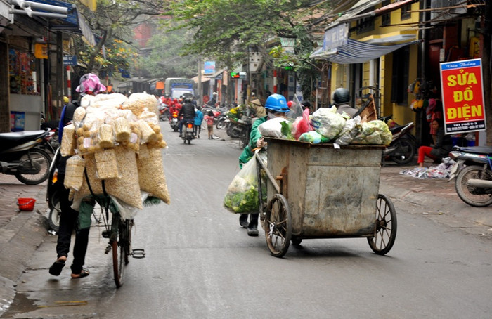 Những công nhân môi trường có mặt hàng ngày đang làm cho phố 8/3 sạch sẽ hơn. Những công nhân môi trường có mặt hàng ngày đang làm cho phố 8/3 sạch sẽ hơn.