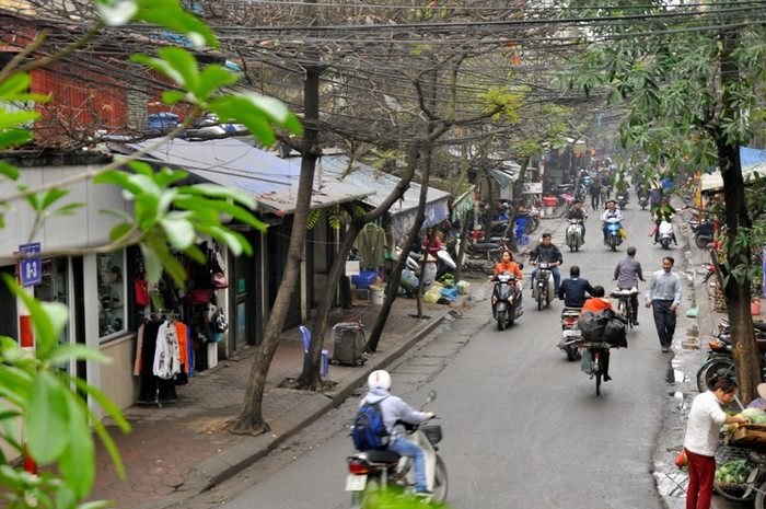 Con phố nhỏ mang cái tên Phố 8/3 nằm ở bờ tây sông Kim Ngưu, kỉ niệm một thời "vàng son" của Nhà máy Dệt 8/3 được xây dựng nơi đây. Con phố nhỏ mang cái tên Phố 8/3 nằm ở bờ tây sông Kim Ngưu, kỉ niệm một thời "vàng son" của Nhà máy Dệt 8/3 được xây dựng nơi đây.