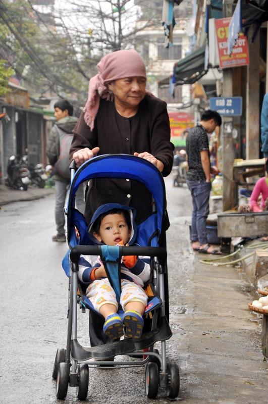 Bà Tuyết, 79 tuổi, từng là công nhân nhà máy Dệt 8/3 luôn nhớ về những ngày làm việc tại nhà máy. Bà còn tự hào hơn khi được sống ở khu phố mang tên 8/3 này. Bà Tuyết, 79 tuổi, từng là công nhân nhà máy Dệt 8/3 luôn nhớ về những ngày làm việc tại nhà máy. Bà còn tự hào hơn khi được sống ở khu phố mang tên 8/3 này.