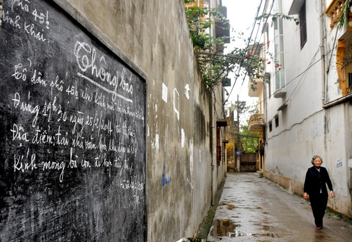 Bảng thông báo của tổ dân phố phường được đặt trước ngõ vào của các tổ. Bảng thông báo của tổ dân phố phường được đặt trước ngõ vào của các tổ.