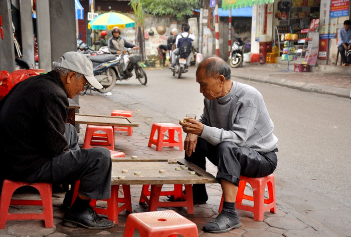 Ván cờ mang đến những giây phút thanh thản của người già. Ván cờ mang đến những giây phút thanh thản của người già.