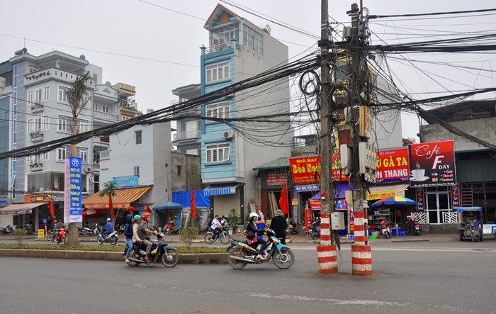 Cột điện không chỉ nằm giữa đường mà còn nằm giữa các ngã ba nơi mà người tham gia giao thông vừa quan sát sang đường vừa phải lách xe qua cột điện.