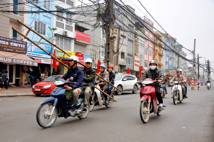 Người đi đường phải “căng mắt” quan sát và luồn tránh vòng vèo, nếu không muốn va vào cọc. Sự nguy hiểm với người tham gia giao thông càng lớn khi trời tối.