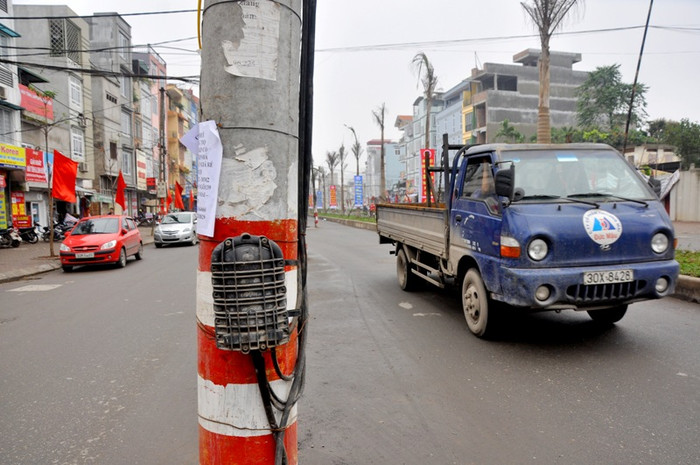 Từ ô tô, xe máy đều phải luồn lách và “đánh võng” qua các cột điện xếp hình “ma trận”.