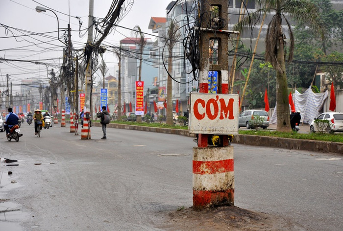 Những cột điện “kì dị” bỗng nhiên xuất hiện khi đường được mở ra trên đường trở thành nơi đặt biển quảng cáo lý tưởng.