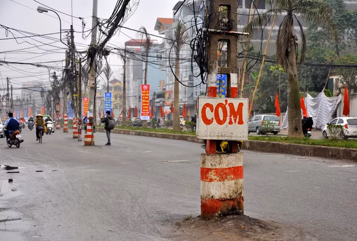 Những cột điện “kì dị” bỗng nhiên xuất hiện khi đường được mở ra trên đường trở thành nơi đặt biển quảng cáo lý tưởng.