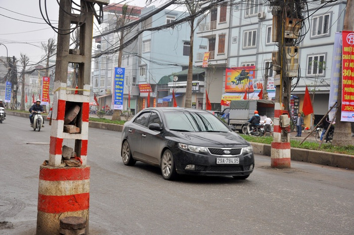 Những cây cột điện án ngữ giữa đường gây cản trở giao thông, mất mỹ quan đô thị.