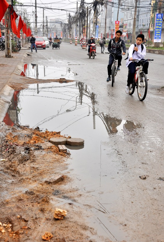 Đi kèm với những cây cột điện “kì dị”, sự nhếch nhác cũng xuất hiện theo trên đường mới này.