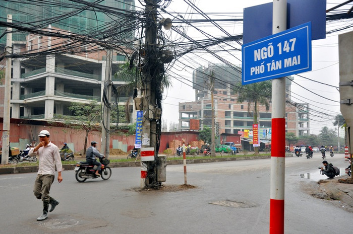 Vừa ra khỏi ngõ đã gặp phải cột điện “kì dị” giữa đường.