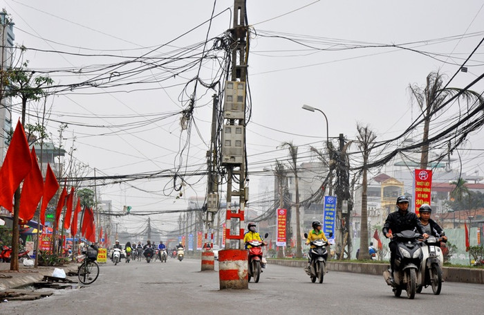 Mặt đường rộng hàng chục mét nhưng người đi đường phải cảnh giác cao độ với hàng chục cây cột điện mọc giữa đường nếu không muốn đâm phải.