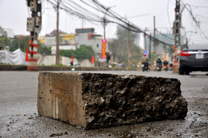 Những tảng bê tông án ngữ ngay thế này sẽ là mối quy hiểm cho người đi đường.