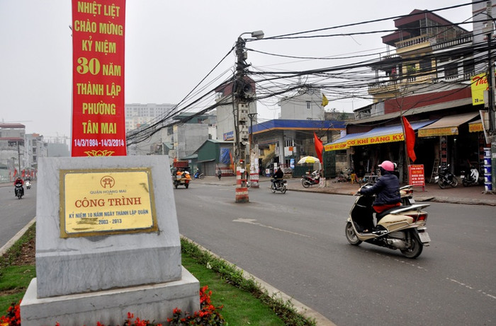 Là công trình kỷ niệm 10 năm thành lập quận Hoàng Mai nhưng tuyến đường Tân Mai này vẫn còn ngổn ngang từ mặt đường tới những cây cột điện mọc “vô duyên” trên đường và đã trở thành nỗi kinh hoàng cho người đi đường.