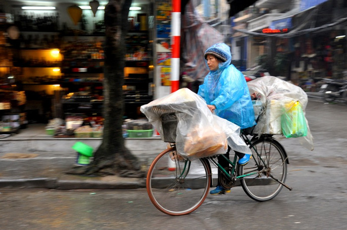Trên phố, một bộ phận lớn người lao động tự do hàng ngày vẫn miệt mài với công việc của mình. Người đi bán rau, người bán bánh, đồ ăn, người làm ve chai….